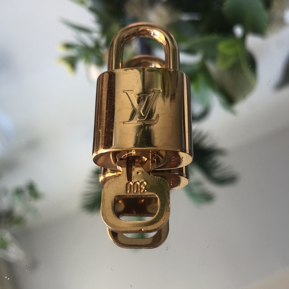 LOUIS VUITTON LOCK # 300 WITH GOLD TONED CHAIN - Picture 4 of 11